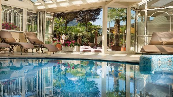 Indoor-Pool mit Sport-Gegenstromanlage und Whirlpool