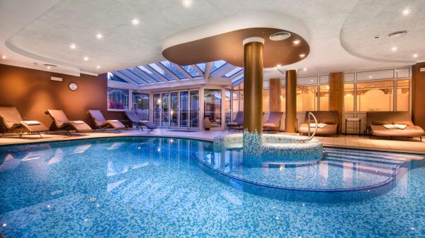 Indoor-Pool mit Sport-Gegenstromanlage und Whirlpool