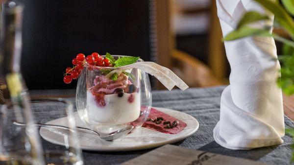 Kokosmilch-Mousse mit Waldbeeren