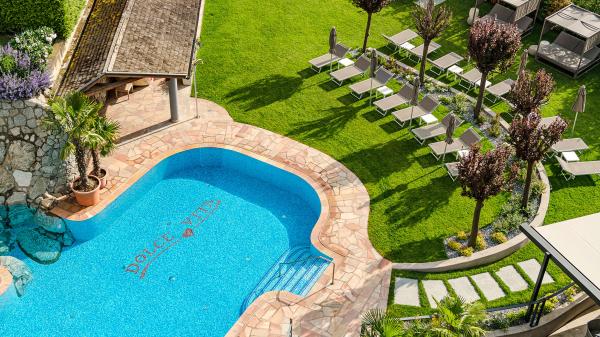 Outdoor Pool mit integriertem Wasserfall
