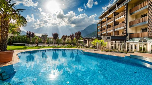 Outdoor Pool mit integriertem Wasserfall