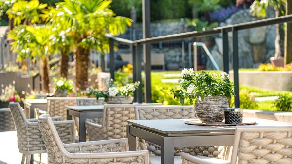 Terrasse mit Poolblick