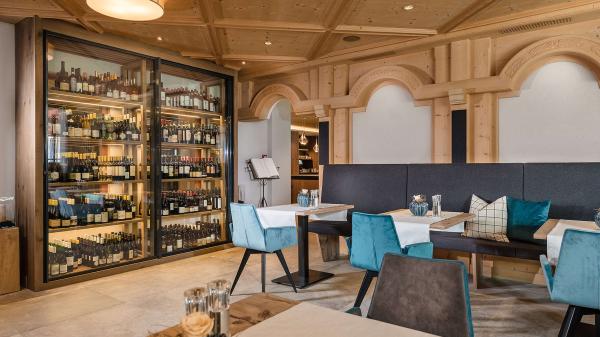 Kaminzimmer mit Weinschrank